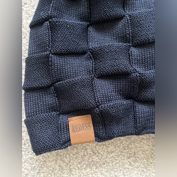 NWOT Redess Fleece Lined Blue and Gray Knit Hats - Picture 5 of 6